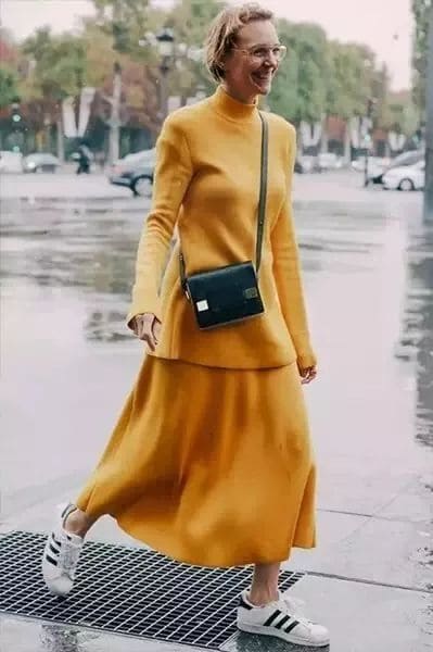 冬天墨绿色这样搭,可盐可甜,献你一套色彩搭配技巧